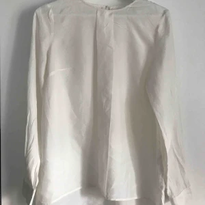  - Enkel och fräsch blus från lindex. Använd ca en gång. Passar till allt såsom blåa jeans samt svarta byxor. 