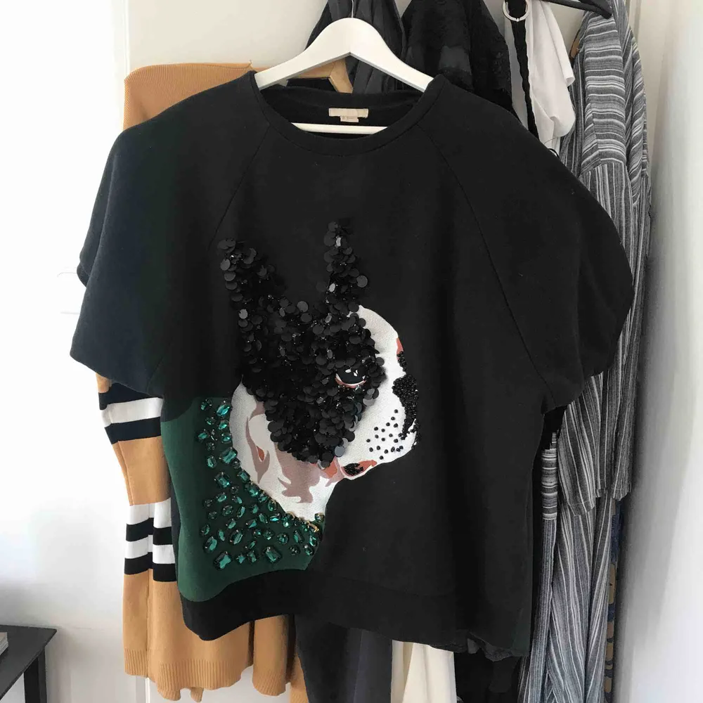 Black oversized top with printed pearl brodyr dog, palettens could be usel as a short dress aswell . Toppar.