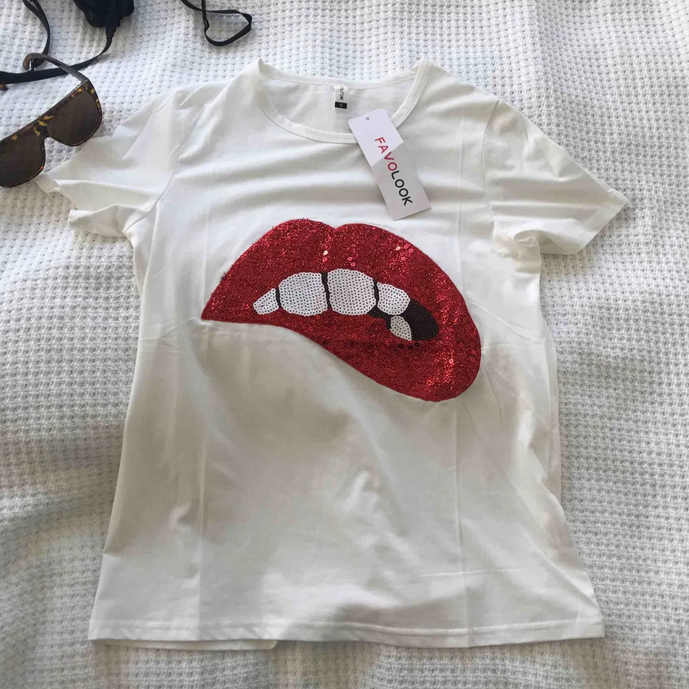 White T-shirt with sequinned lipprint, High quality. T-shirts.