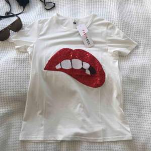 White T-shirt with sequinned lipprint, High quality