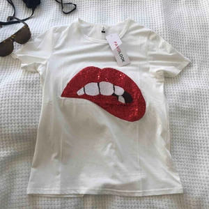  - White T-shirt with sequinned lipprint, High quality
