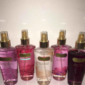  - 120kr för alla 5!  4 stycken helt oanvända Victoria secret bodymists! Den mörkare är använd ett fåtal gånger. Frakt ligger på ca 140kr och köparen står för det.