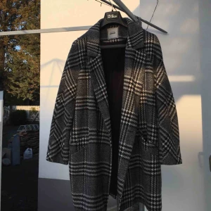  - Priset kan diskuteras! Kappa från ASOS, köpt förra vintern använd endast en säsong. Den når mig strax ovanför knäna och jag är 167 cm. Köparen står för frakt men kan också mötas upp i Malmö!