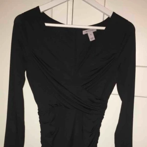  - Fest/party klänning använd 2 ggr från Nly så den är i mycket bra skick!  Köparen står för frakt annars möts jag upp i Centrala Stockholm 