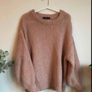  - Supermysig gammalrosa stickat tröja i mohairmix. Knappt använd då jag har många tjocktröjor.  Mötes upp i Göteborg eller skickas. Frakt 40kr tillkommer.