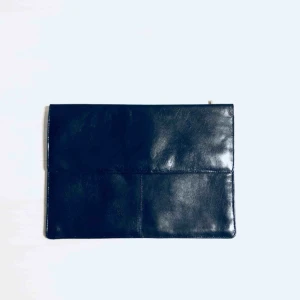  - Portfölj/ dokumentsamlare i skinn. Aldrig använd. Skickas mot frakt eller upphämtning i Bergshamra.