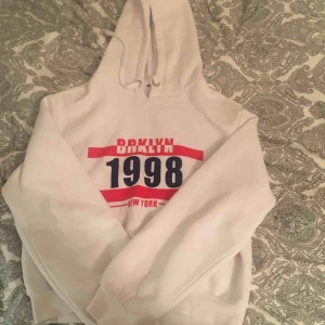  - Clean hoddie som passar t det mesta, använt ca 15 gånger och är dock lite urtvättad. Billigt pris så fynda