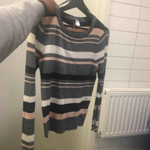  - Super fin tröja som jag bara använt en gång. Den är i jätte bra skick, väldigt varm och jätte skön att ha på sig. Nu när det snart är Vinter så kan det va bea att ha den;) köparen står för frakt.