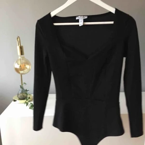  - VAD: Sweatheart neck body från Nelly MATERIAL: Polyester och elastan SKICK: Oanvänd