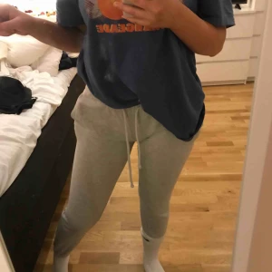  - Gråa mjukisbyxor, jätte sköna!!!