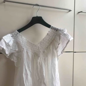  - Vit blus med fina detaljer!!