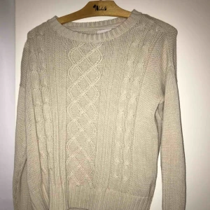  - En jätte skön kabelstickad inspirerad tröja, den är i färgen beige såå snyggt! Stl XS men fungerar för S också, tar emot swish och frakt tillkommer:)