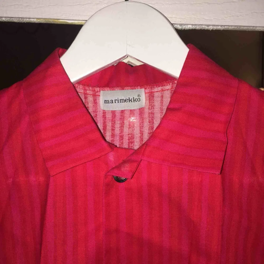 säljer min suuperfina marimekko-skjorta för att den använda för lite. Röd/rosa randig m knappar o ficka! Det står inte ngn storlek men skulle gissa s!. Skjortor.