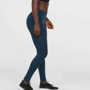  - Säljer nya träningstights från HM. Helt oanvända. Jättesköna och perfekt passform. Bild fra hms hemsida för att visa färgen. Frakt 30kr.