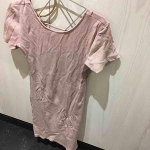 Aldrig använd klänning från bikbok i tight modell, men stretchiga material! Superkön, fin färg i rosa/lila/lavendel! 