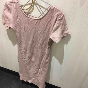  - Aldrig använd klänning från bikbok i tight modell, men stretchiga material! Superkön, fin färg i rosa/lila/lavendel! 