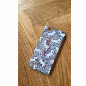  - Glittrigt iphoneskal till iPhone 6+. Glittret rör sig i skalet när man rör skalet