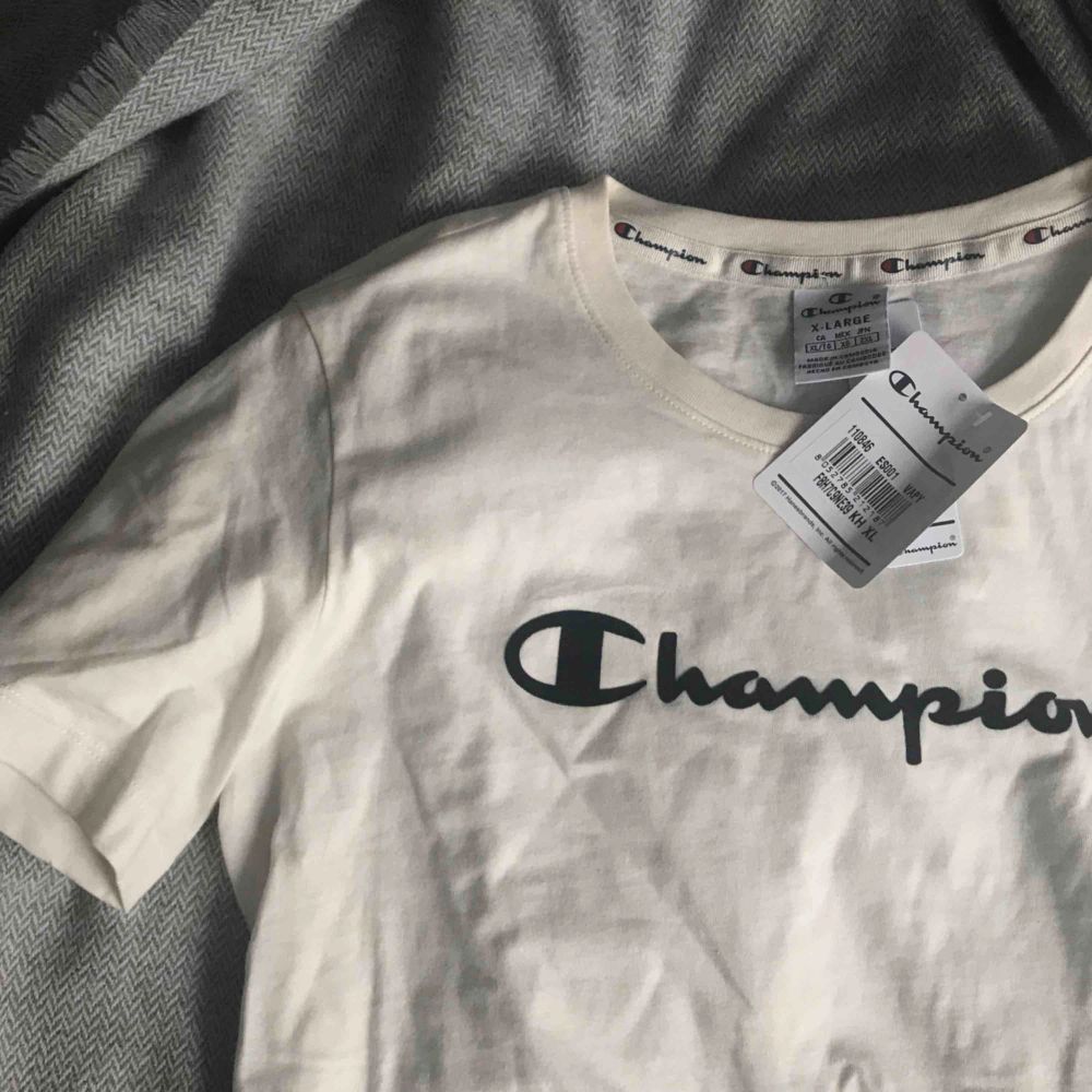 Champion t-shirt i en äggvit f | Plick Second Hand