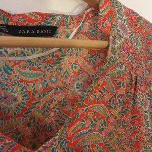  - tunika med riktigt fint mönster och färger. har använt den som klänning, men går att ha som topp/blus också. hämtas i sthlm eller skickas om du betalar frakt. säljer massor (kmr mycket nytt i dagarna), mängdrabatt finnes! 