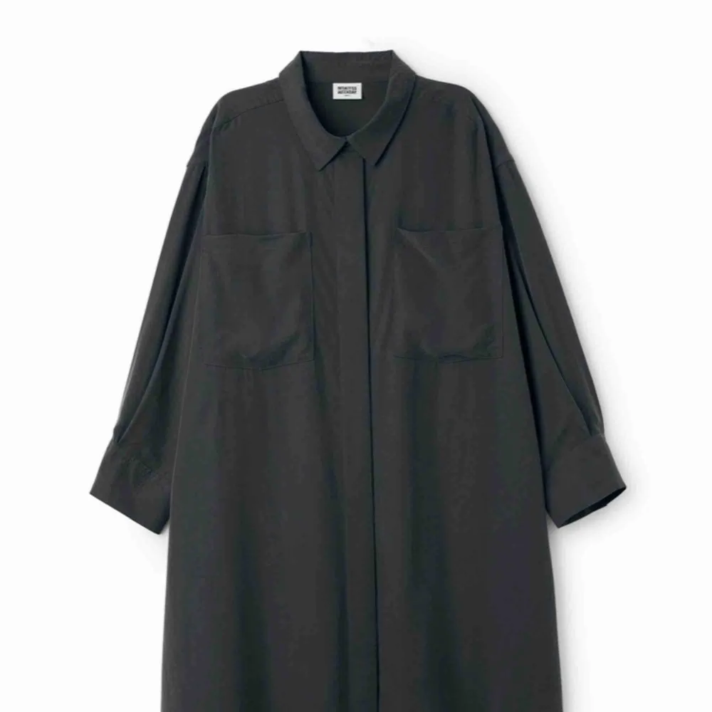 Weekday Maxima Dress (finns att googla) i svart. Tshirtklänning med stora ärmar. Storlek small är 99cm lång, denna är storlek M. Sparsamt använd. Nypris 600kr. Material 100% modal. Porto tillkommer.. Klänningar.