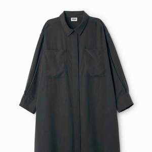 Weekday Maxima Dress (finns att googla) i svart. Tshirtklänning med stora ärmar. Storlek small är 99cm lång, denna är storlek M. Sparsamt använd. Nypris 600kr. Material 100% modal. Porto tillkommer.