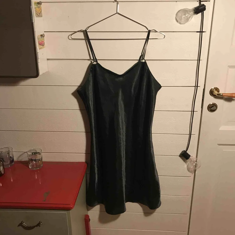 Mörkgrön klänning i silkesmaterial! Kan mötas upp i Gävle eller skicka då köparen står för kostnaden 😘. Klänningar.