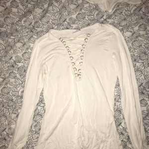  - Snygg urringad topp från ginatricot säljs pga används inte längre 