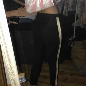  - Köpta på Zara i New York i somras för 400kr. Använda 1 gång men (tyvärr) känns inte det som min stil. Redigt bra material, liknade kostymbyxor! Ränderna är vita å beiga:)