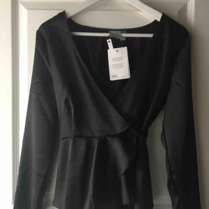  - Helt ny omlott top från asos. Lapparna finns kvar. Glansig i tyget. Storlek 38. Var för liten över bysten tyvärr .jag har D kupa men väldigt fin 