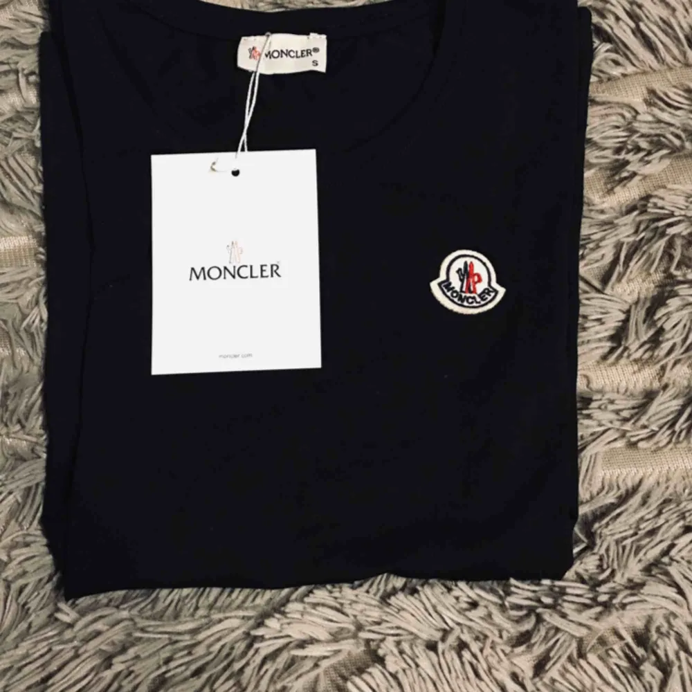 Denna moncler T-shirt  är köpt i London för ca 2 månader sedan, tyvärr är den för liten för mig. Tröjan är helt Svart basic T-shirt med Moncler loggan, prislappar finns kvar, nypris på denna är 110 euro, (1135kronor)!. T-shirts.