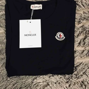  - Denna moncler T-shirt  är köpt i London för ca 2 månader sedan, tyvärr är den för liten för mig. Tröjan är helt Svart basic T-shirt med Moncler loggan, prislappar finns kvar, nypris på denna är 110 euro, (1135kronor)!