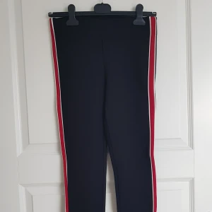  - Stretchiga Leggings från Zara, väldigt sköna! Lappar kvar. Passar M. Käparen betalar frakt! 