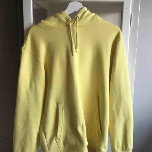  - Hoodie Från Weekday, bra skick och väldigt mysig. Köparen betalar för frakt, eller så möts vi upp i Stockholm.