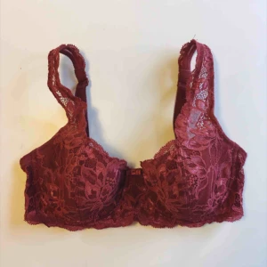  - Triumph-bh som knappt använts. Har klippt av lappen men är en 70D men skulle säga att den också passar C-kupa. Det är modellen som heter amourette charm på hemsidan 🍇🍇 köpare står för frakt!
