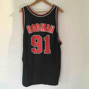  - ascoolt basketlinne som går att ändra färg på genom att vända ut & in. brukar ha som klänning då den är stor. fått komplimanger av basketintresserade för att d tydligen e en bra spelare haha. säljer massor (kmr mycket nytt i dagarna), mängdrabatt finnes!