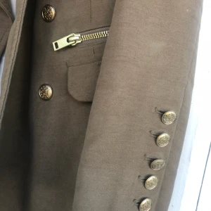  - Beige kappa i mycket fint skick säljes. Strl: L, men upplever den mer som one size då även jag som är strl S kan ha på mig den.