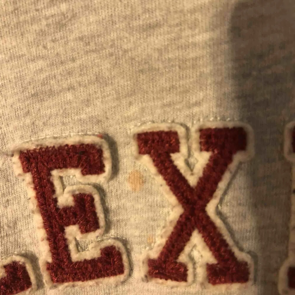 T-shirt ifrån Lexington Använd men endå bra skick förut 2 fonduation-fläckar vid ena bokstaven   Köparen står för frakten☺️. T-shirts.