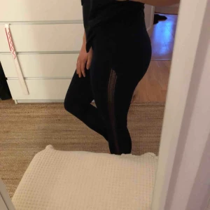  - Victorias secret träningsbyxor storlek S. Köpt från Florida förra vårI väldigt bra skick, använt kanske 3 gånger