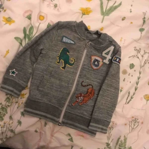  - Räkna med postavgift på 18kr Mölndal 