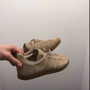  - Adidas gazelle skor i storlek 42 säljes. Använda en gång. 