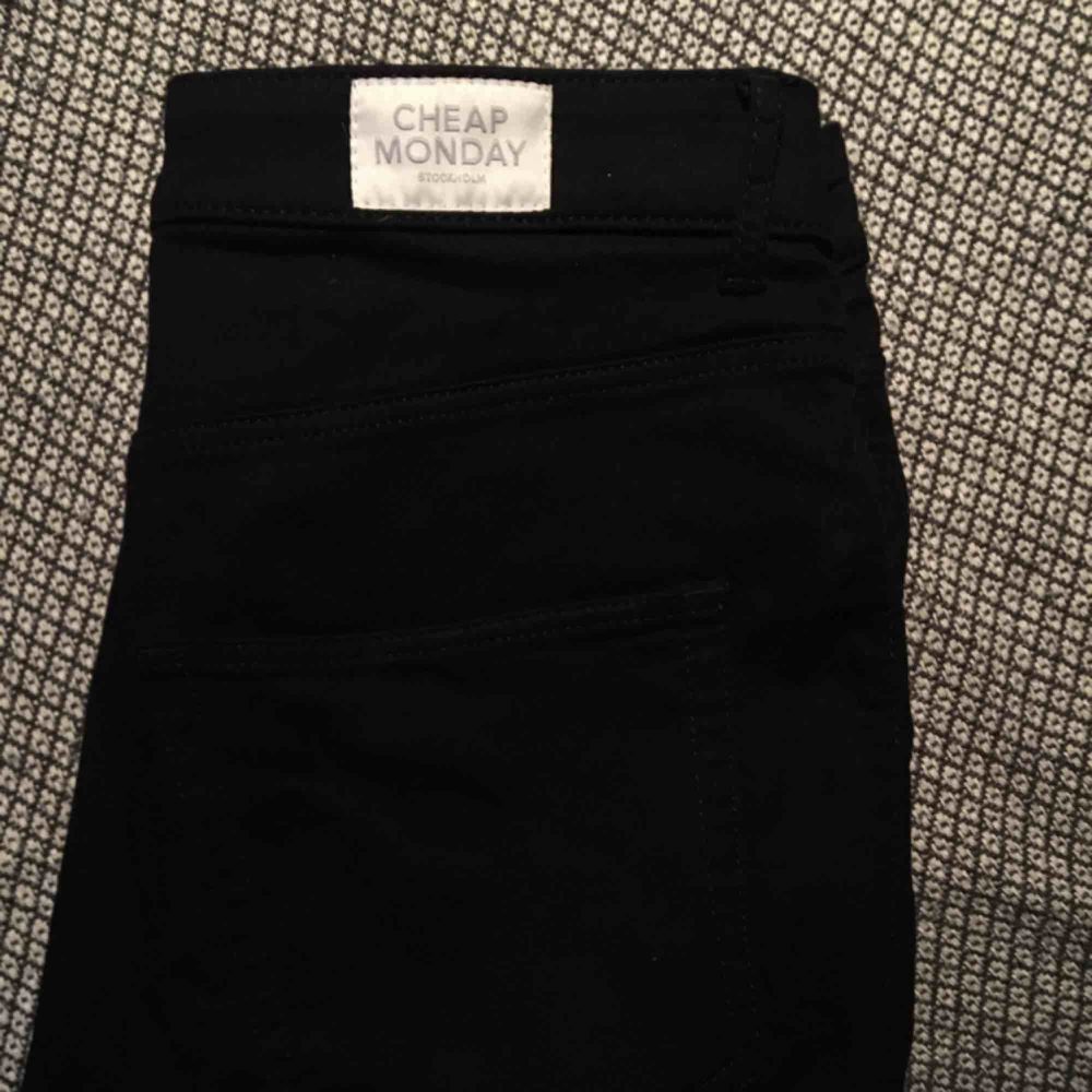 Cheap Mondays high waist jeans i svart, super sköna men lite för stora för mig. Frakt tillkommer! . Jeans & Byxor.