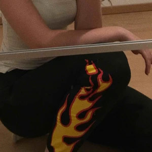  - VIKTIGT! Byxorna är konstiga vid midjan, där bara en sida är resår/stretchig, byxorna blir även tajtare längre ner vilket är varför ja la en låg pris på byxorna och förvarnar! 