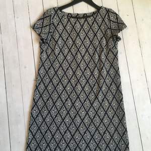 Rak klänning med kort arm från Zara i stl S. Marinblå/guld mönster. 