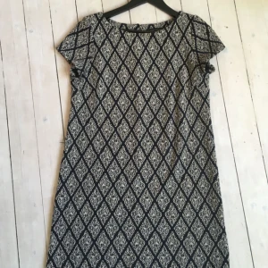  - Rak klänning med kort arm från Zara i stl S. Marinblå/guld mönster. 