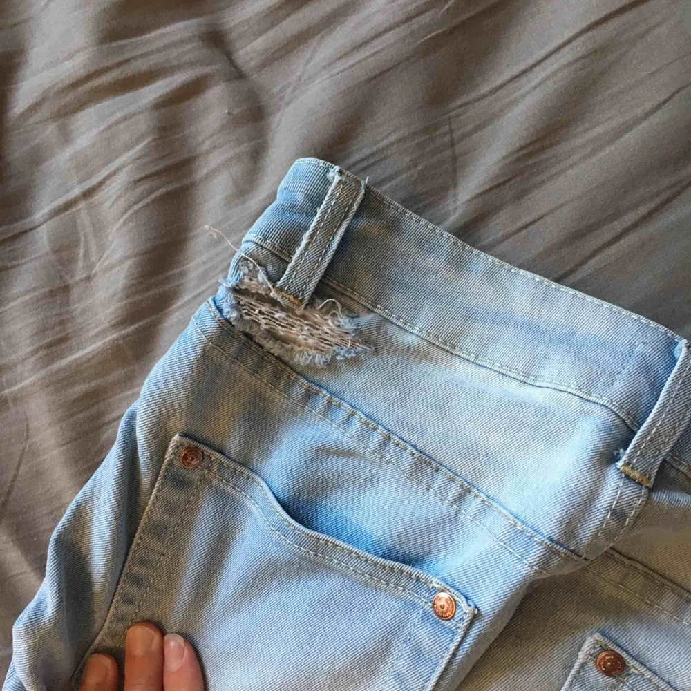 Silvia jeans från gina tricot 🌸 dock ett hål där bal på dom (se bild). Jeans & Byxor.
