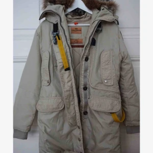  - Dags att sälja min fina Parajumpers jacka i storlek S! Använd under förra vintern så i bra skick, Går med på lägre pris vad snabbaffär 😊