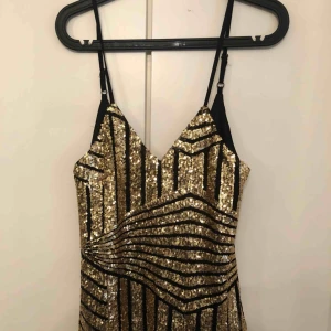  - Nytt festlinne med lappar kvar. Stl 38. Från Nelly