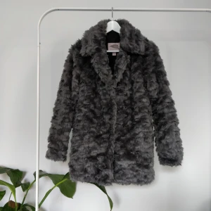  - Grey faux fur jacka Forever 21 • S (fits a jumper under) • Snap button closure, pockets on the side • Warm •used few times only