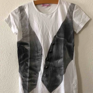  - Säljer en snygg t-shirt!  💕Storlek: 146/152 💕Pris: 50:-  💕Finns: Tollarp! Går också bra att mötas upp!  💕Betalning: Swish/kontant   KATT FINNS I HEMMET!! 