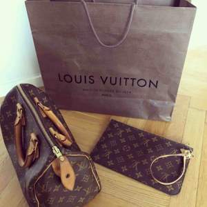 Helt ny och oanvänd Louis Vuitton clutch. Kvittokopia medföljer. 